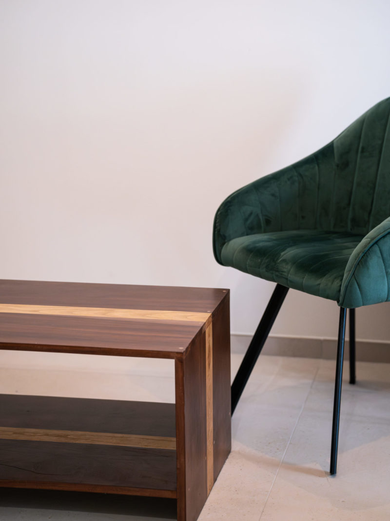 Table basse en kotibé et chêne